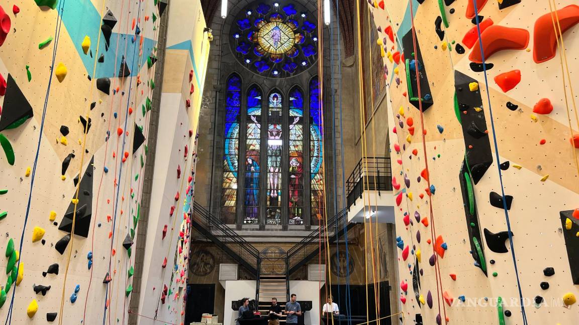 $!Una pared de escalada en la reconvertida iglesia de San Antonio de Padua, ahora conocida como el club de escalada Maniak Padoue, en Bruselas, Bélgica.