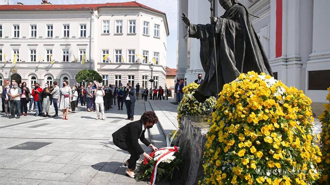 $!Polonia rinde un homenaje a Juan Pablo II con fieles respetando la sana la distancia por la pandemia del coronavirus