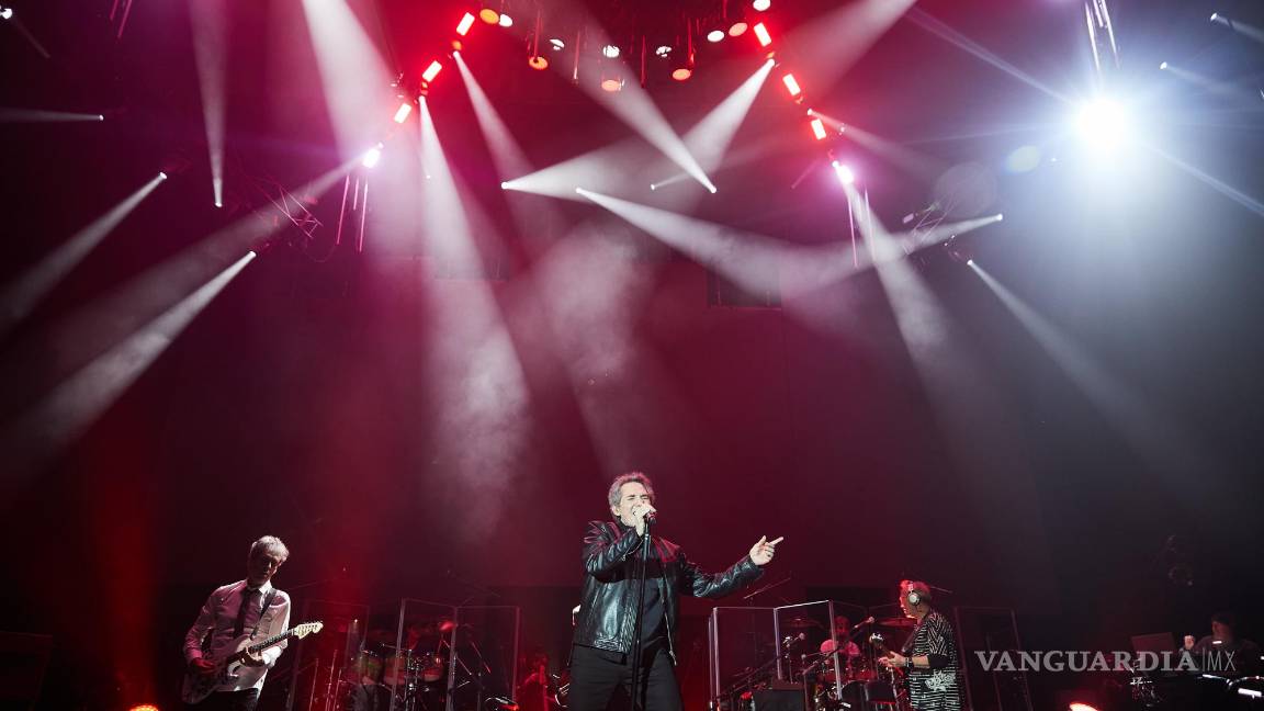 $!Miguel Rios durante su actuació en el Wizink Center de Madrid, presentando su espectáculo 40 aniversario Rock &amp; Rios.EFE/Miguel Osés