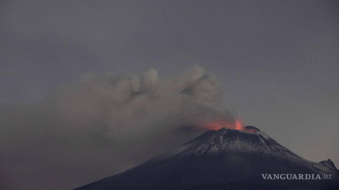 $!Fotografía del volcán Popocatépetl en actividad, la madrugada del 17 de mayo de 2023, en el poblado en San Mateo Ozolco, Puebla (México)