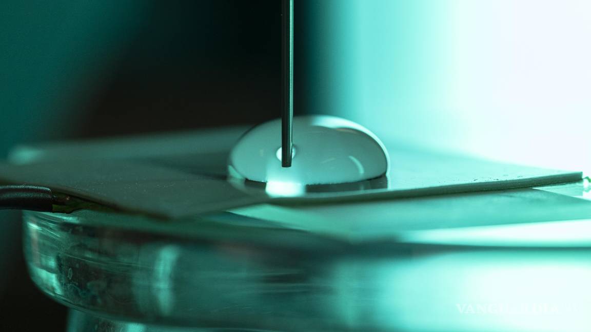 $!Los investigadores midieron la carga eléctrica y las áreas de contacto creadas por las gotas de agua al expandirse y contraerse sobre una placa plana de teflón.
