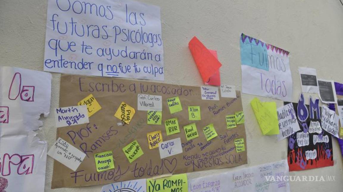 $!En un mural de la universidad, colocaron decenas de pancartas donde denuncian los nombres de acosadores dentro del plantel.