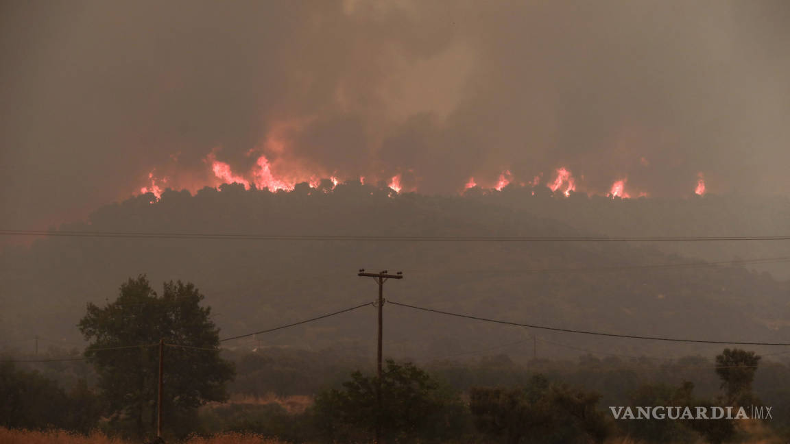 Más de mil bomberos le dan la pelea a los incendios forestales en Grecia