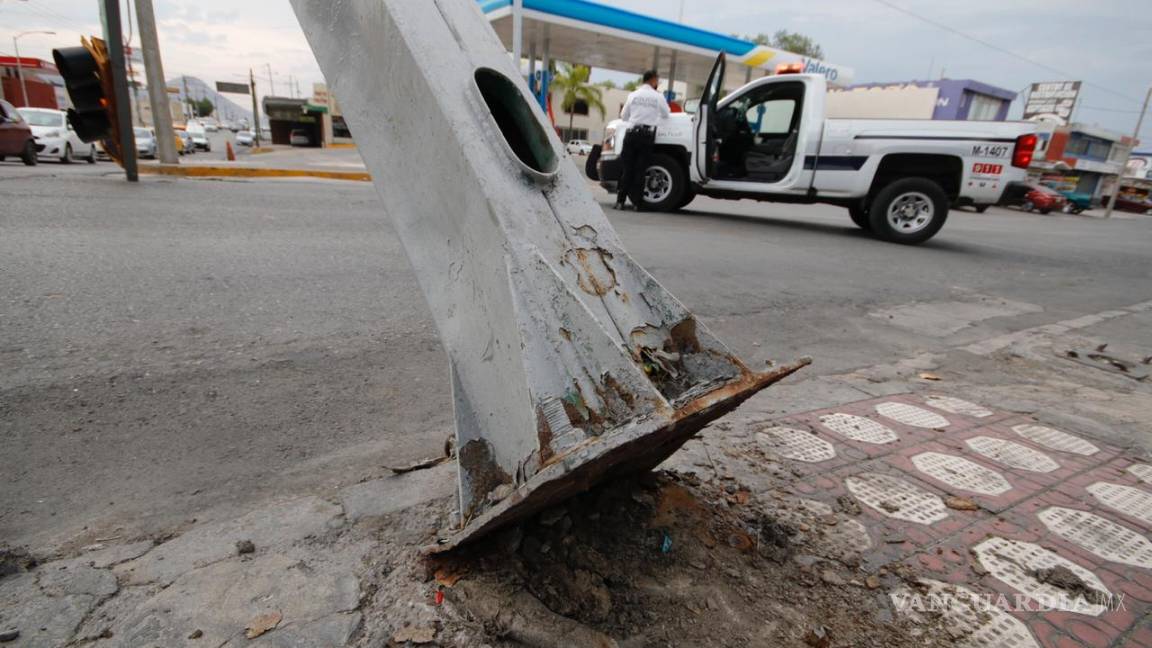 $!Fuertes vientos causan caída de un semáforo en céntrica zona de Saltillo