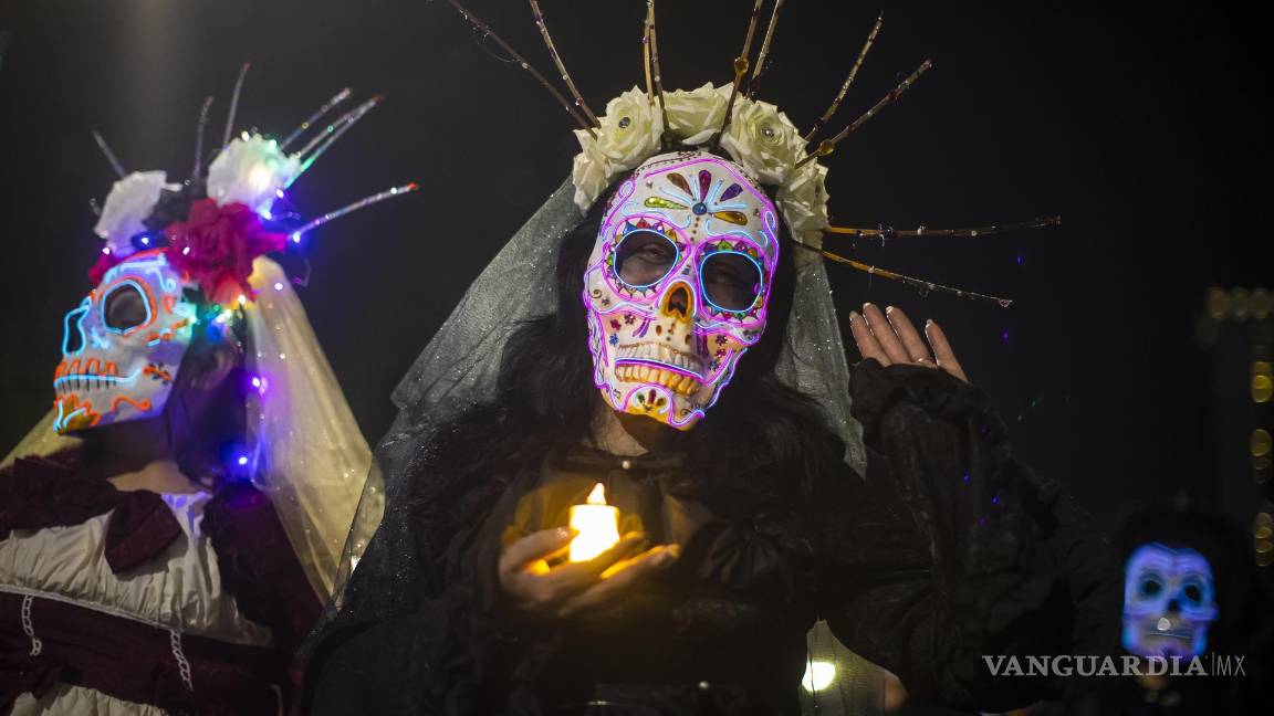 $!Decenas de miles de mexicanos y turistas presenciaron este domingo la Mega Procesión de las Catrinas en Ciudad de México.