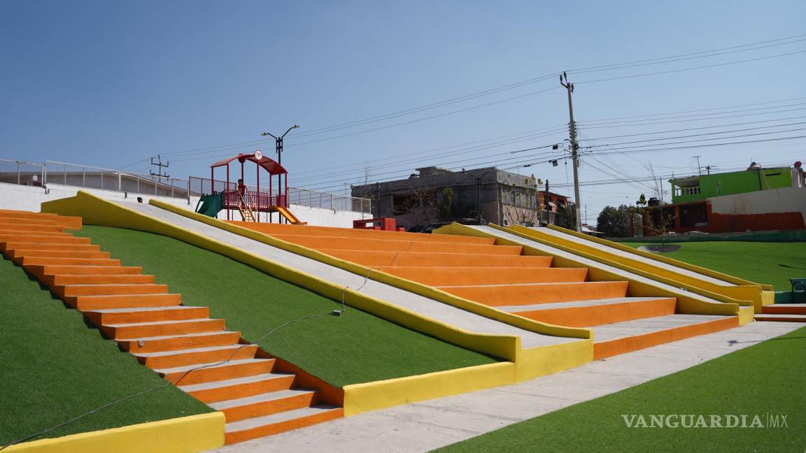$!La rehabilitación integral de la plaza en la colonia Fidel Velázquez registra un progreso significativo, con juegos infantiles, pasto sintético y mobiliario urbano prácticamente listos para su uso.