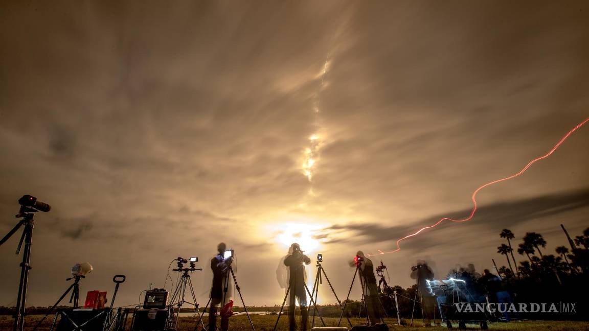 $!Miembros de los medios observan la nave espacial PACE de la NASA a bordo de un cohete SpaceX Falcon 9 en la Estación de la Fuerza Espacial de Cabo Cañaveral.