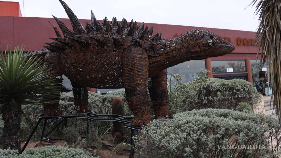 Armas decomisadas se convierten en dinosaurio que da bienvenida en el Museo del Desierto en Saltillo