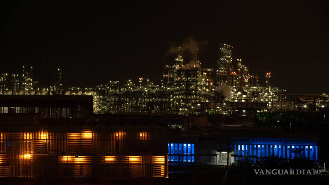 $!PARAÍSO, TABASCO, 17 MARZO 2026.- Vista exterior de la refinería Dos Bocas en Tabasco. Los servicios de emergencia respondieron hoy a un incendio de gran magnitud dentro de las instalaciones que, hasta el momento, ha dejado un saldo de cinco víctimas mortales. La refinería, proyecto insignia del gobierno de AMLO, ha estado bajo escrutinio por sus tiempos de operación y protocolos de seguridad.