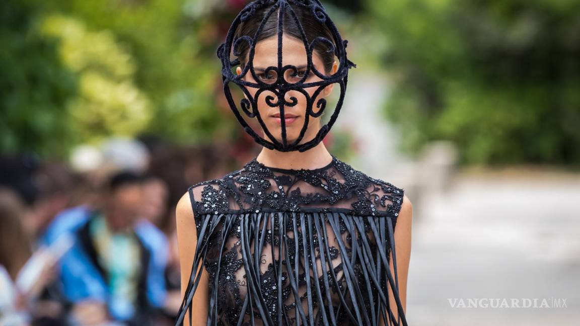 $!Una modelo presenta una creación de la colección Otoño/Invierno 2022/23 de la diseñadora española Juana Martín durante la Semana de la Moda de París.