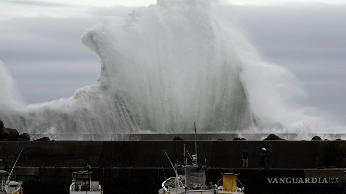 Japón cancela cientos de vuelos y trenes ante la llegada del poderoso tifón Hagibis
