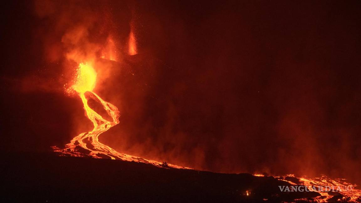 Lava de volcán en la isla de La Palma acelera su avance hacia el Atlántico