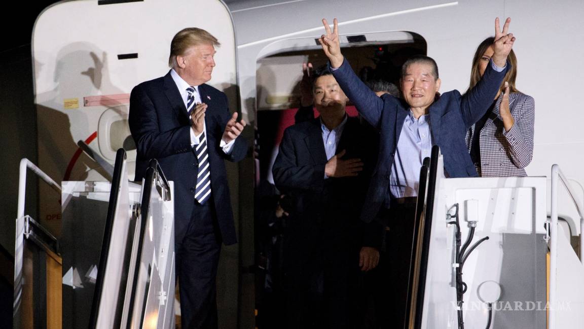 Trump recibe a los presos liberados en Corea del Norte a su llegada a EU