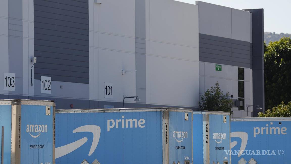 $!Los camiones de Amazon se encuentran afuera de un almacén de Amazon en Simi Valley.