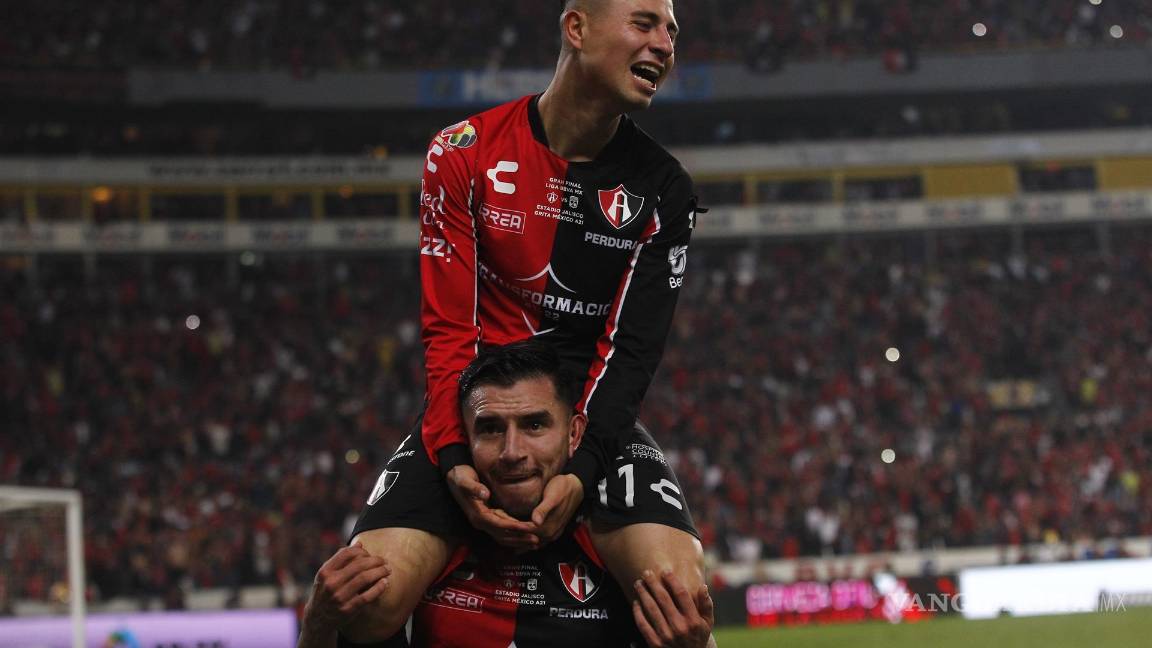 $!Jugadores de Atlas celebran luego de que el equipo se coronara campeón del Torneo Apertura 2021 del fútbol mexicano tras vencer a León. EFE/Francisco Guasco