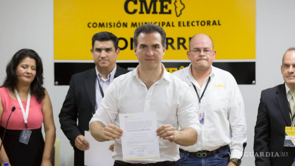 Priista Adrián de la Garza es alcalde electo de Monterrey, recibe constancia de mayoría