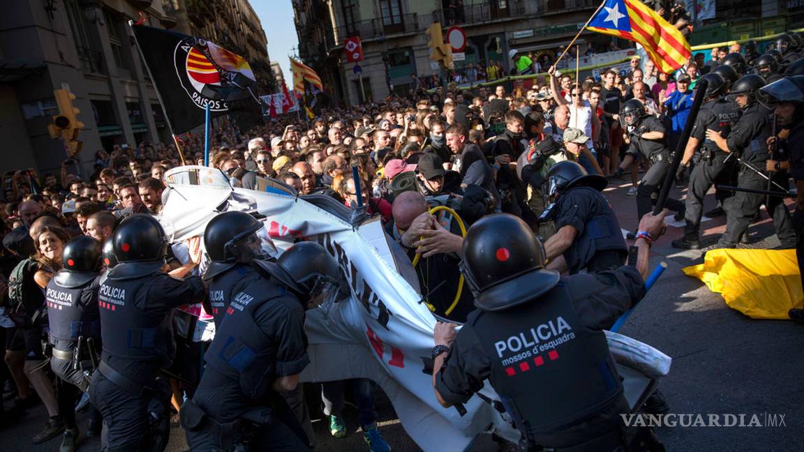 $!Policía se enfrenta a separatistas catalanes en Barcelona
