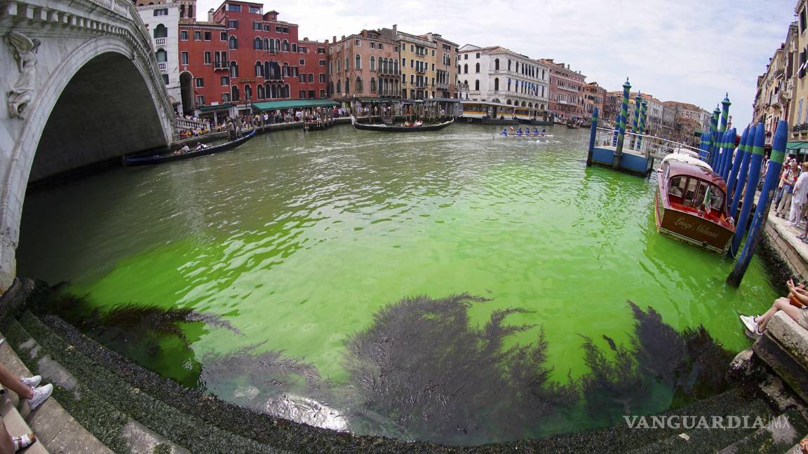 $!En esta fotografía se muestra un parche de líquido verde fosforescente visto en el Gran Canal cerca del Puente de Rialto, en Venecia, Italia, el 28 de mayo de 2023.