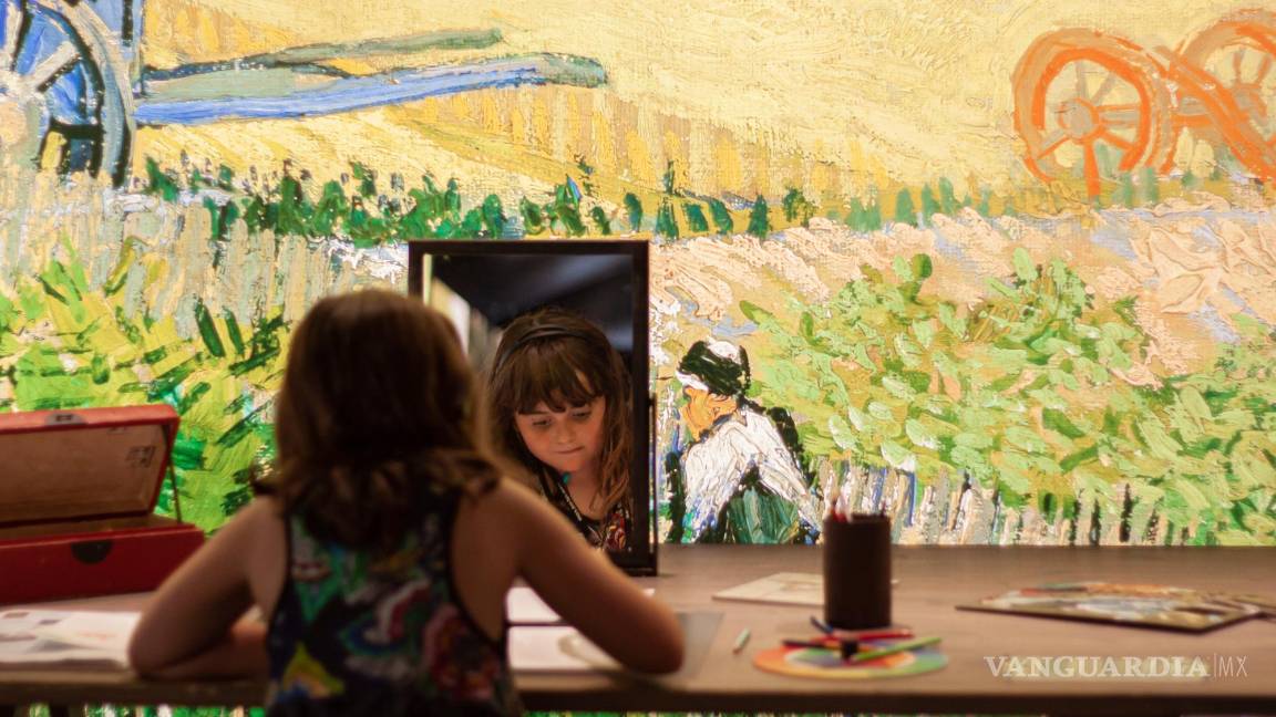 $!Una niña inmersa en el mundo de Vincent Van Gogh.EFE/Proactiv