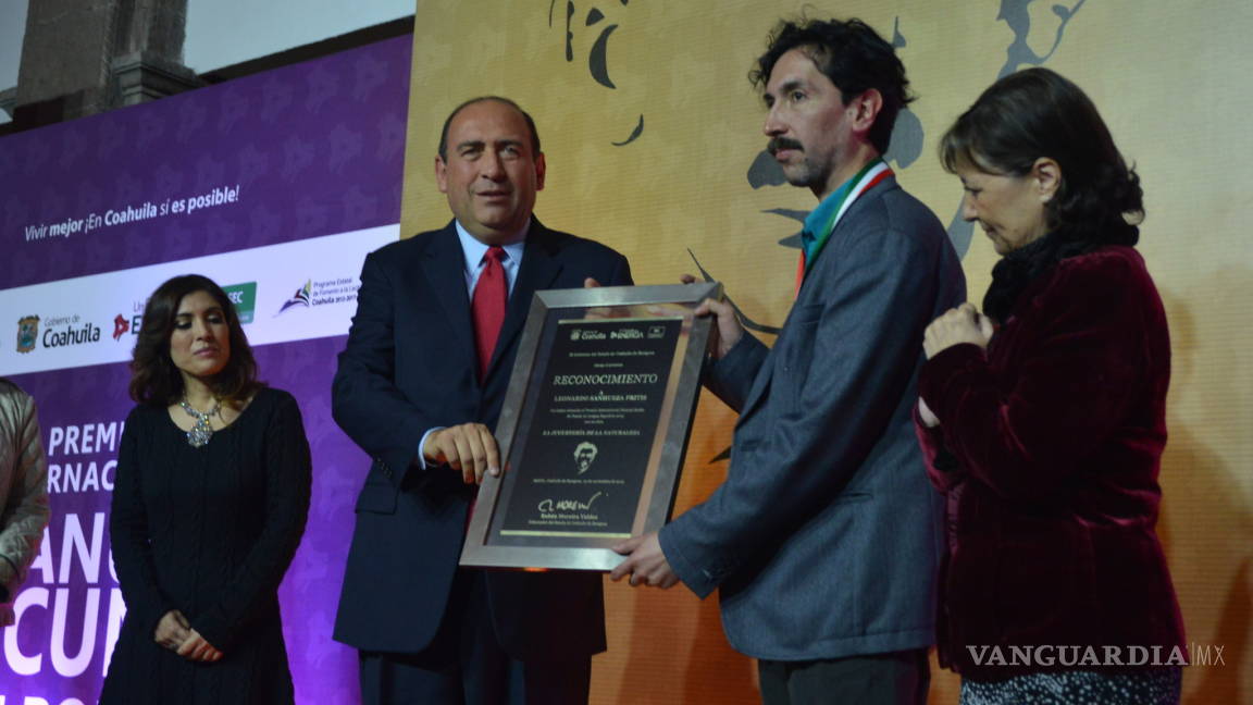 Recibe Sanhueza el premio Manuel Acuña en Saltillo