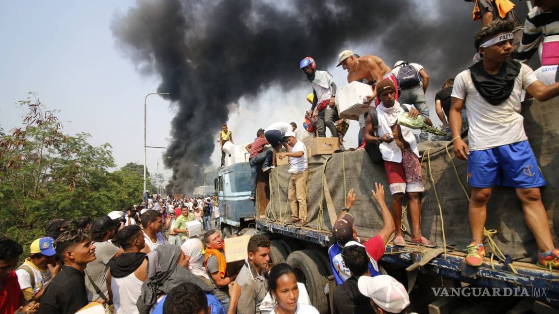 Incendian y destruyen tres camiones con comida y medicamentos en frontera de Venezuela