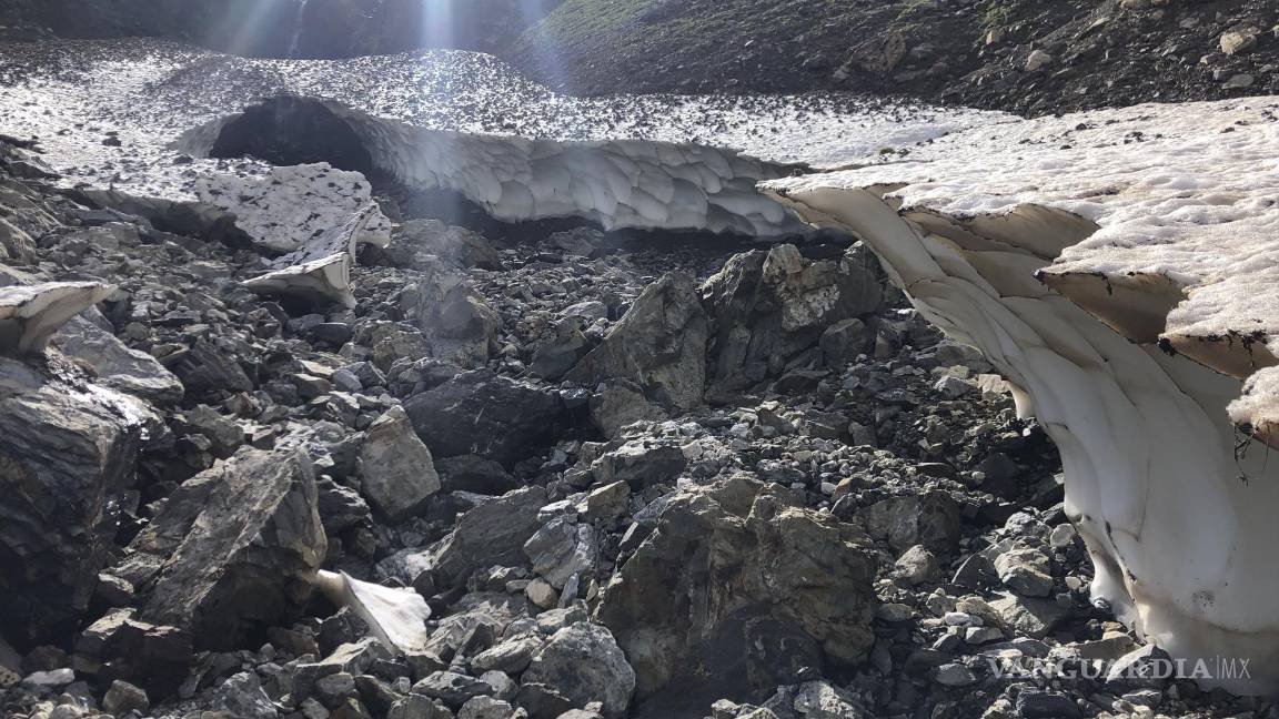 $!Vista de los sedimentos de Petit Rock del glaciar Petit Vignemale (a la izquierda) y del glaciar Oulettes, en la cara norte del macizo del Vignemale en la cordillera pirenaica, vistos desde el valle del Gaube en el sur de Francia. AP/Aritz Parra