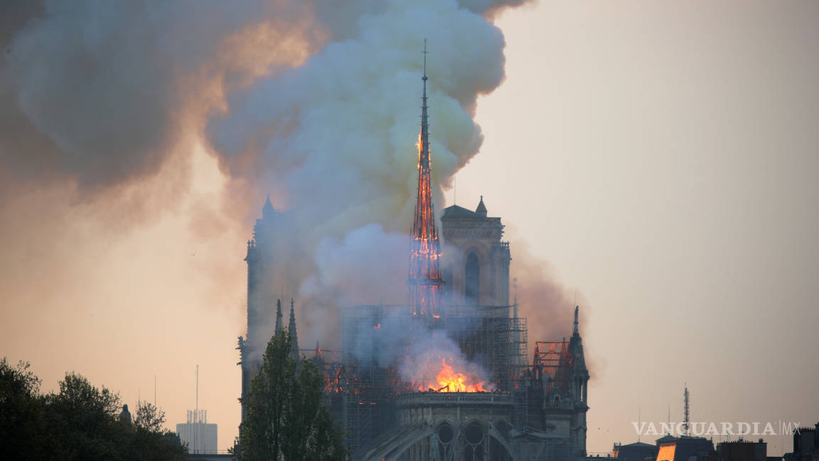 Catedral de Notre Dame en el centro de París es devorada por las llamas (fotogalería)