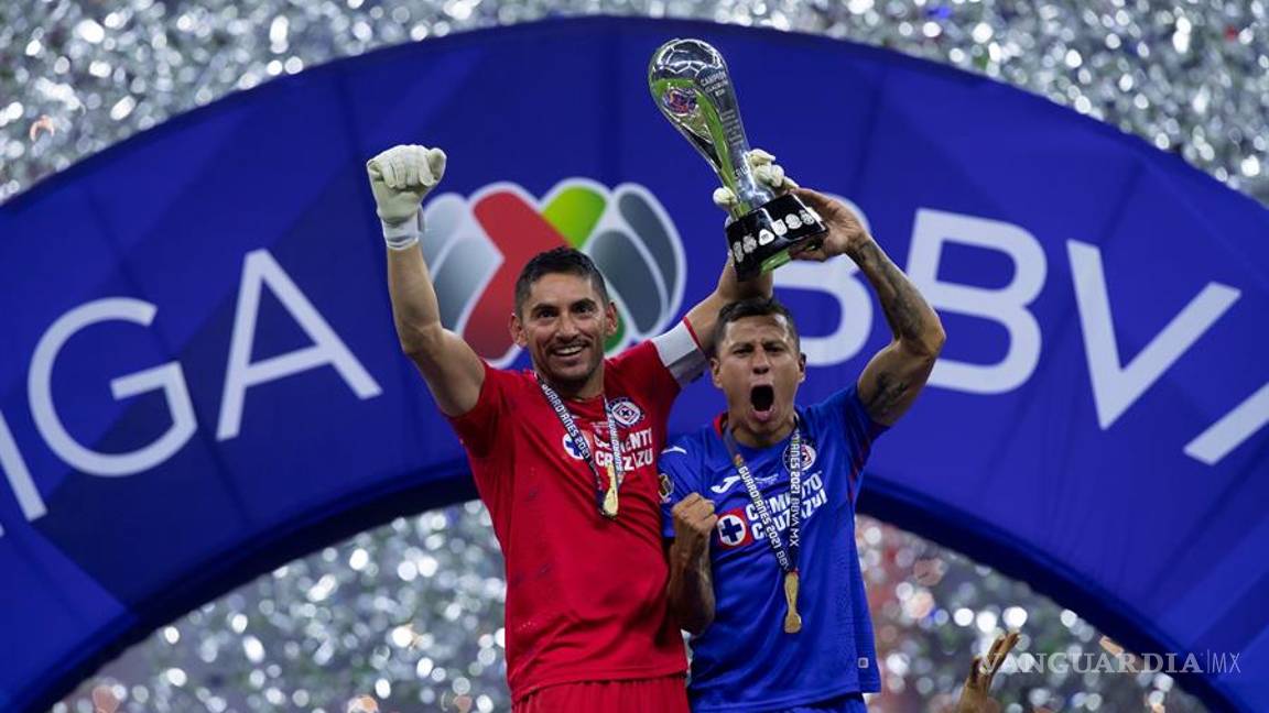 $!Después de 23 años en silencio, así celebran aficionados al campeón Cruz Azul