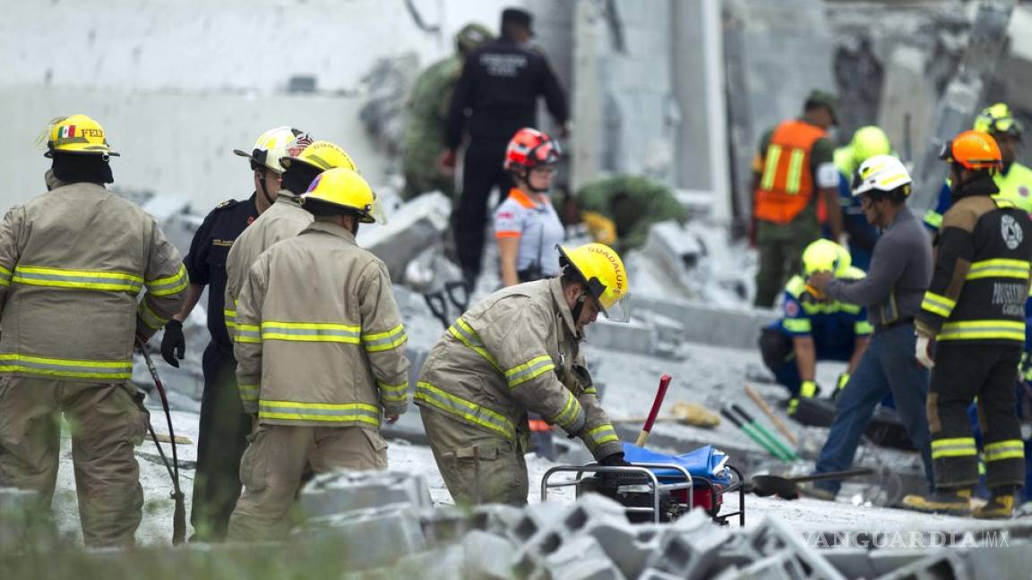 Rescatan a octava víctima de la plaza derrumbada en Monterrey