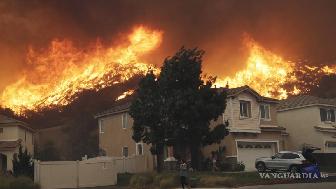 Residentes y famosos escapan de los incendios en California