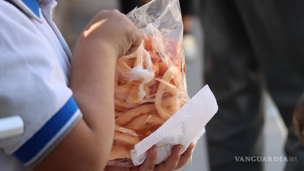 $!Un sinfín de ambulantaje a las afueras de las escuelas ofrece todo tipo de alimentos chatarra.