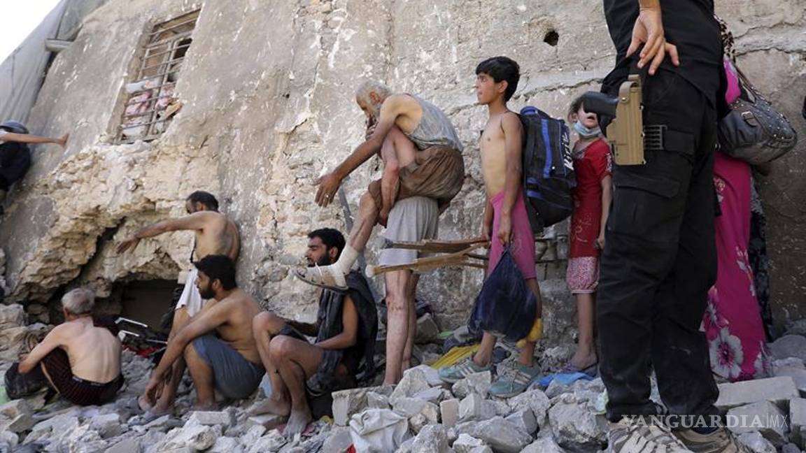 $!Civiles huyen semidesnudos de Mosul