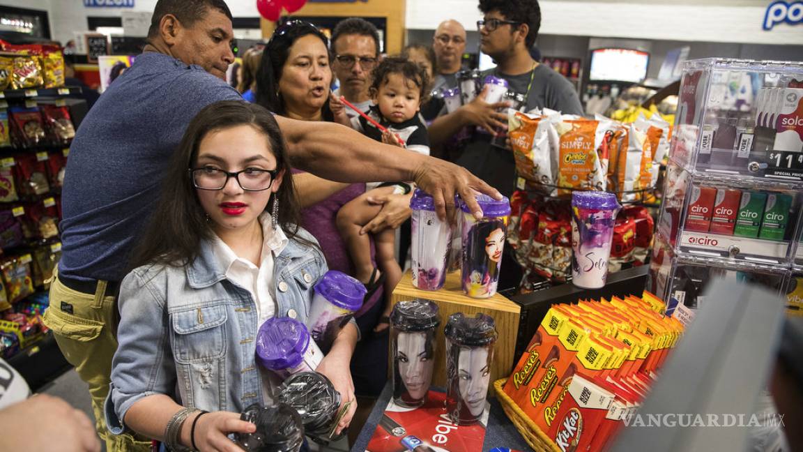 Lanzan a la venta vasos de Selena Quintanilla y causan gran sensación en Texas