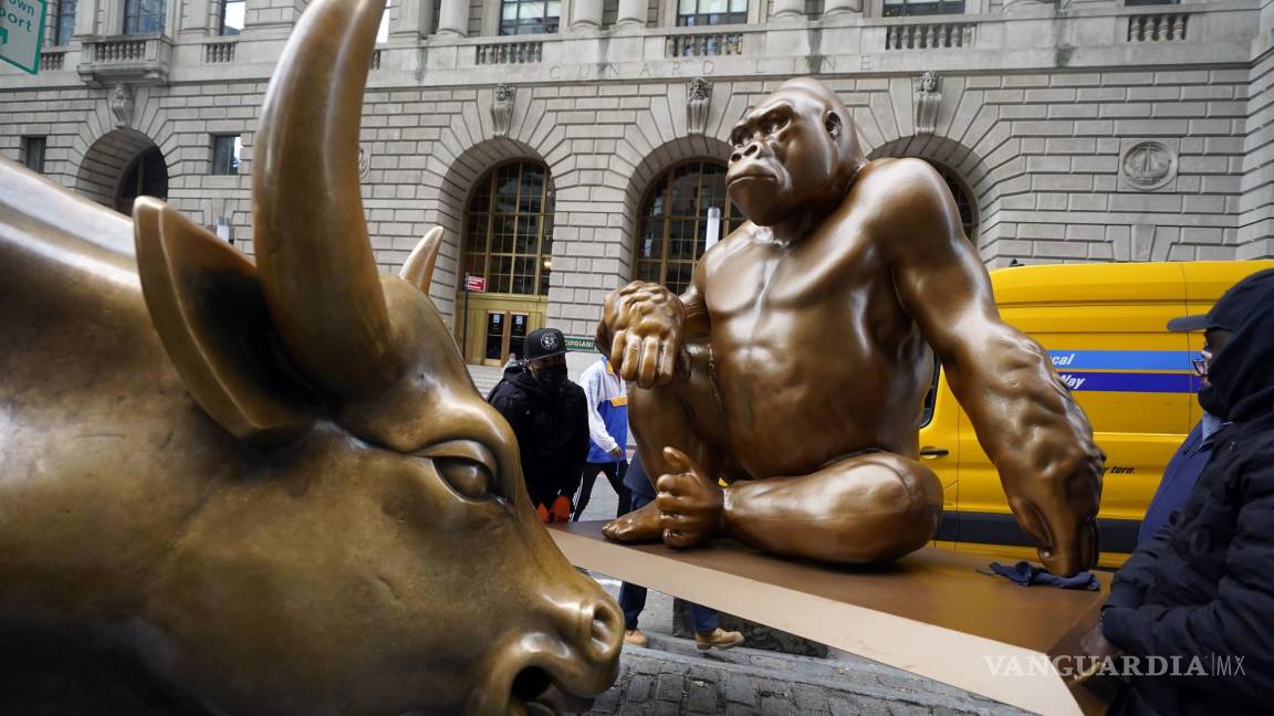 Protestan contra la disparidad de la riqueza con una estatua de un gorila frente a la de Charging Bull en Wall Street