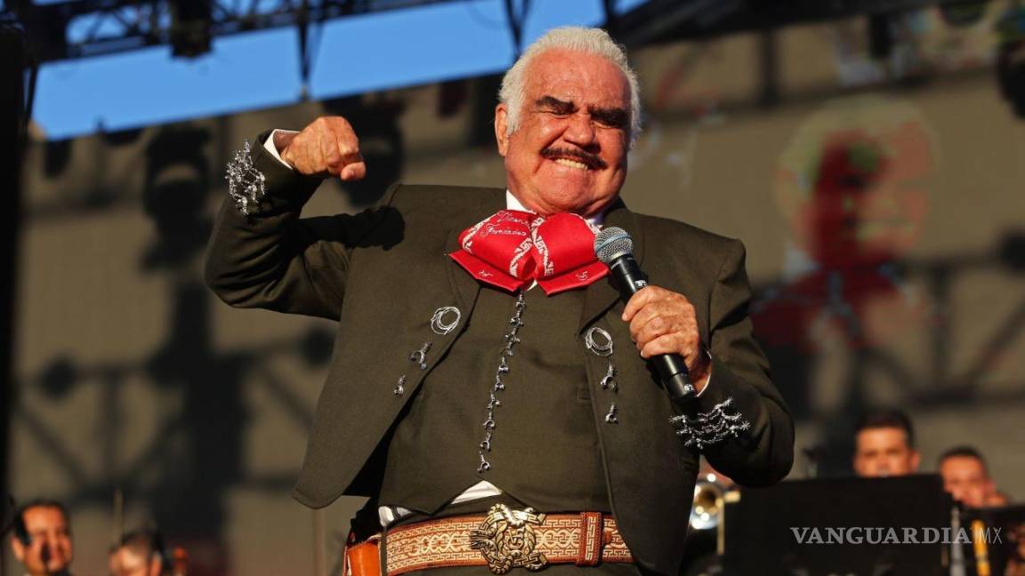 $!La música de Fernández está especialmente presente en Navidad, Año Nuevo, el Día del Padre y el Día de la Independencia de México.