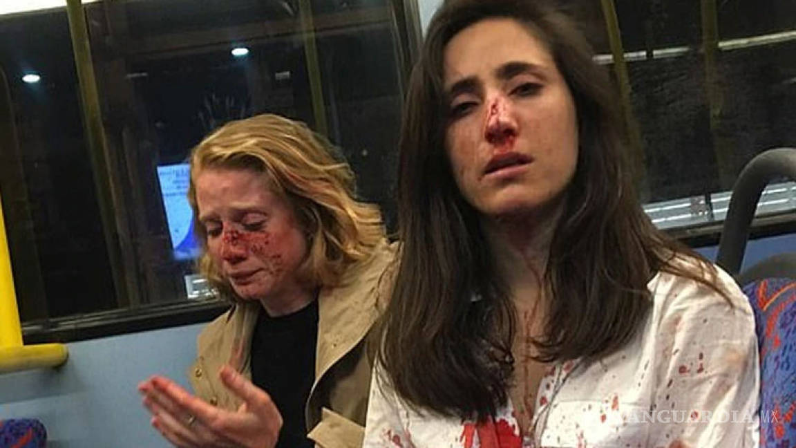 Golpean brutalmente a azafata y su novia en autobús de Londres, querían obligarlas a besarse