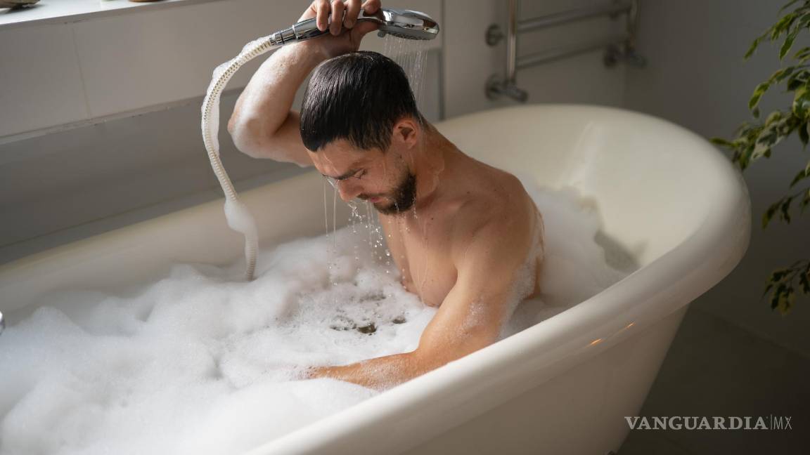 $!Orinar en la ducha puede ser una opción más ecológica que tirar de la cadena.