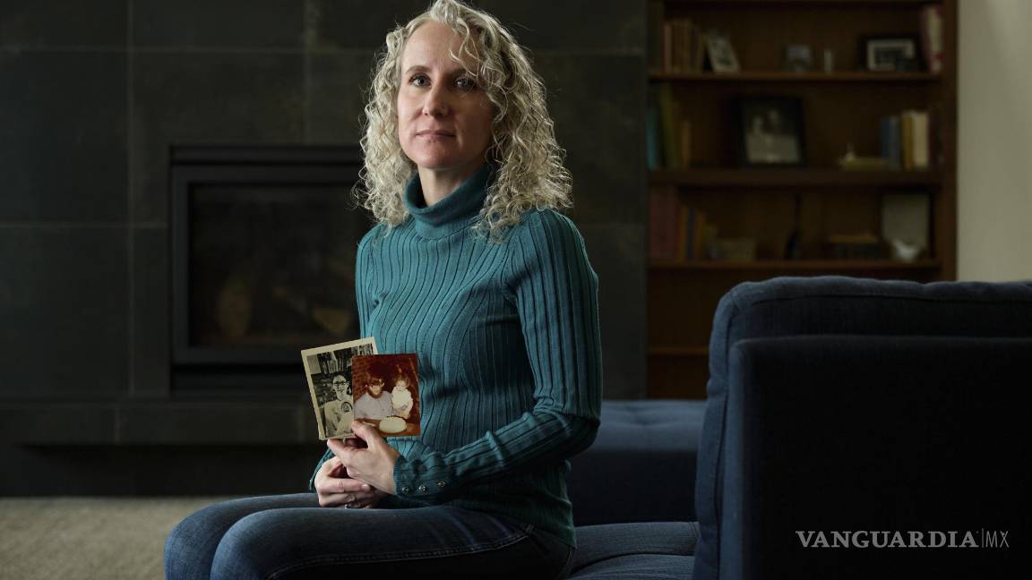$!Catherine Emick sostiene las pocas fotos que tiene de ella y su padre, Craig Coyner, juntos, en su casa en Bend, Ore.