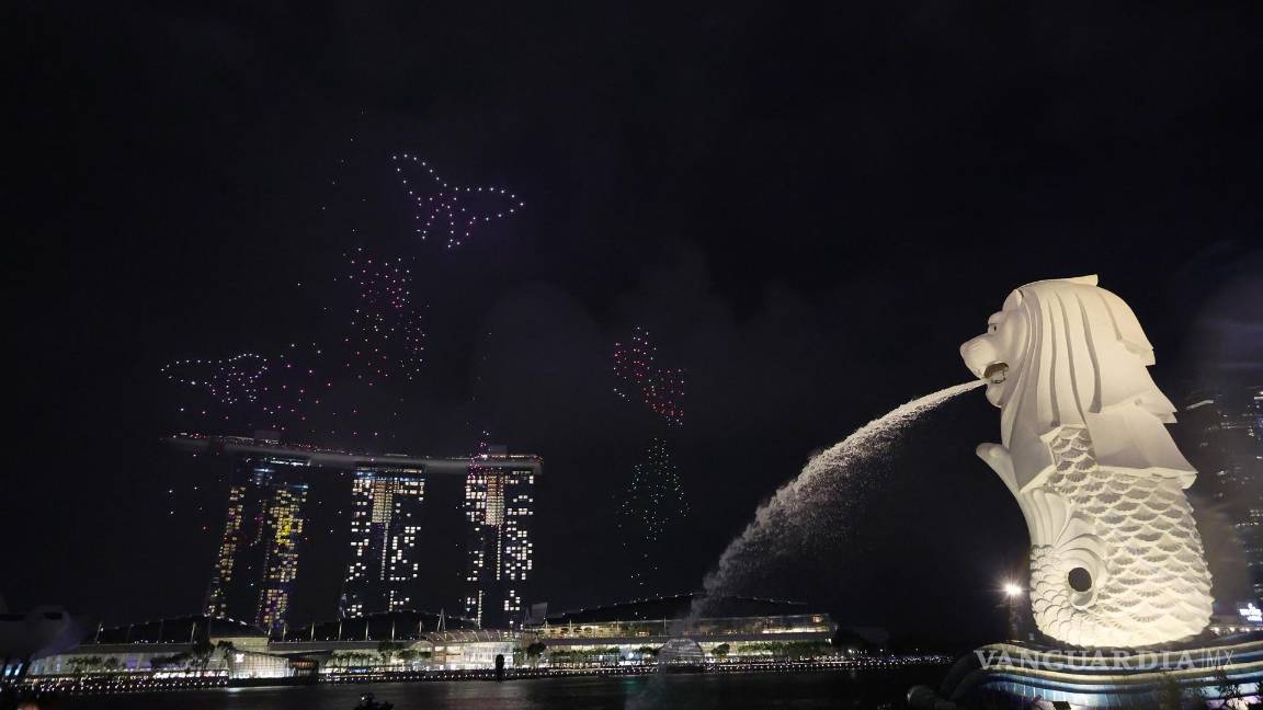 $!Espectáculo con drones en el primer día del Año Nuevo Lunar chino a lo largo del paseo marítimo de Marina Bay con el Merlion en primer plano (R) en Singapur.