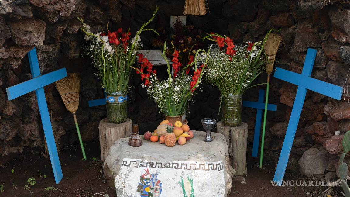 $!11/06/2023. Una réplica del santuario que los pobladores han dedicado al volcán Popocatépetl se encuentra en el Museo del Volcán en Amecameca, México.