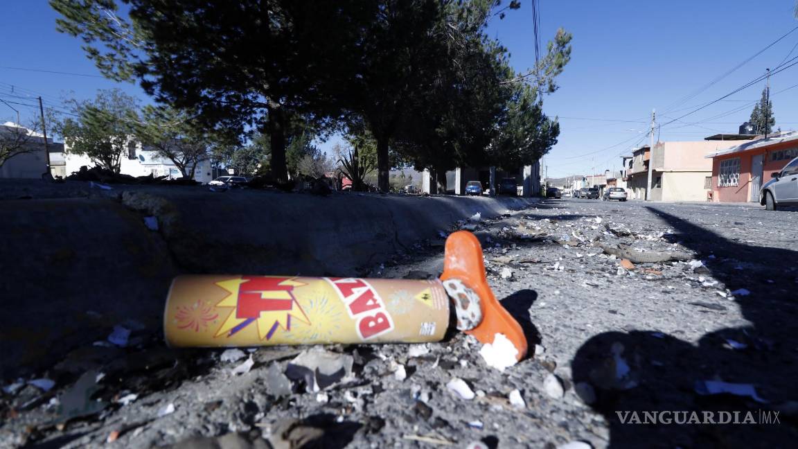$!Restos de pirotecnia contaminan las calles de Saltillo el día de Navidad.