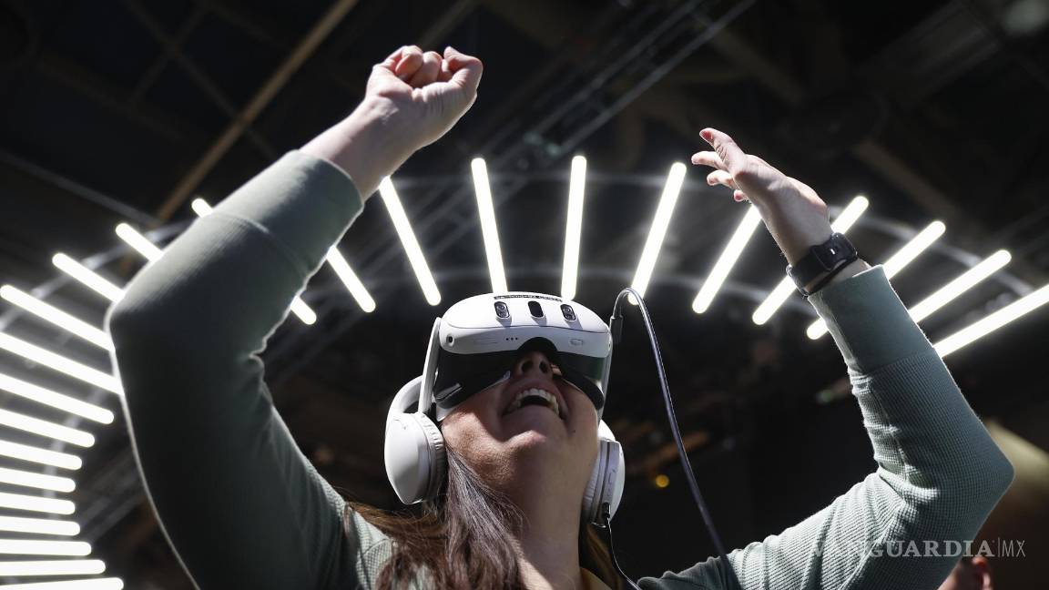 $!Un asistente usa gafas de realidad virtual para experimentar una plataforma de metaverso ‘hiperrealista’ durante el CES 2024 en Las Vegas, Nevada.