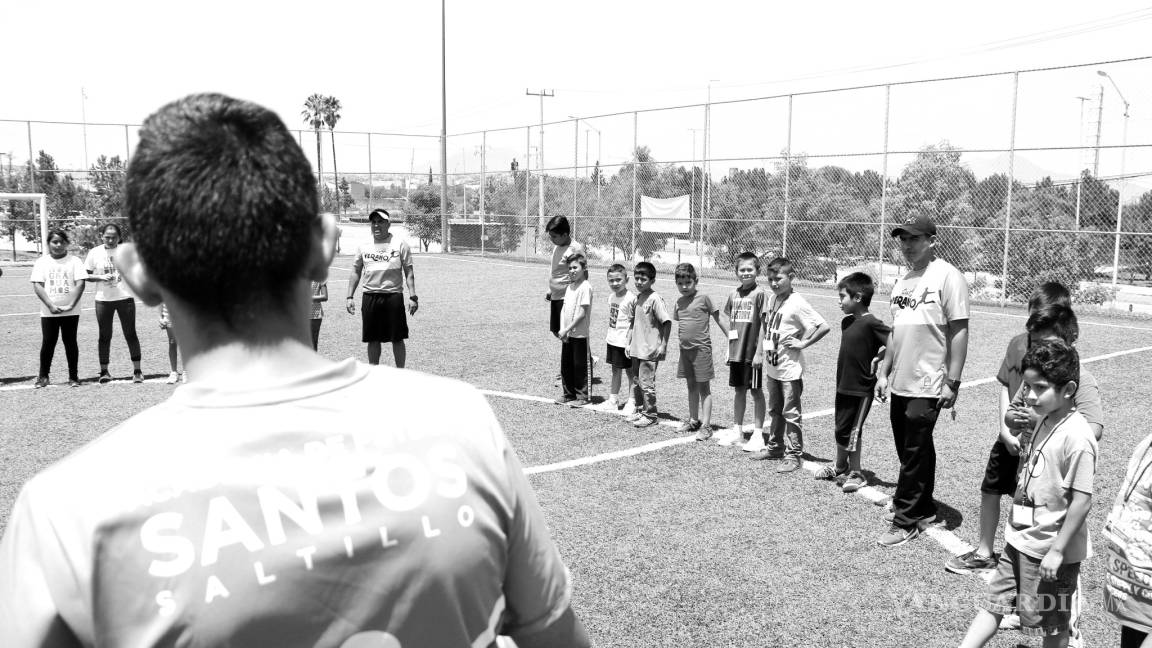 Imparte Club Santos Laguna clínica de futbol a niños saltillenses