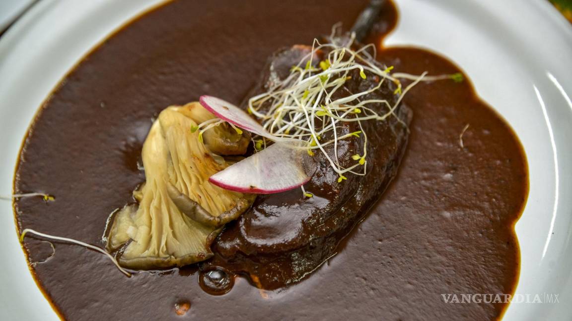 $!El segundo tiempo del menú fue un chile relleno de queso bañado en salsa de pulque.