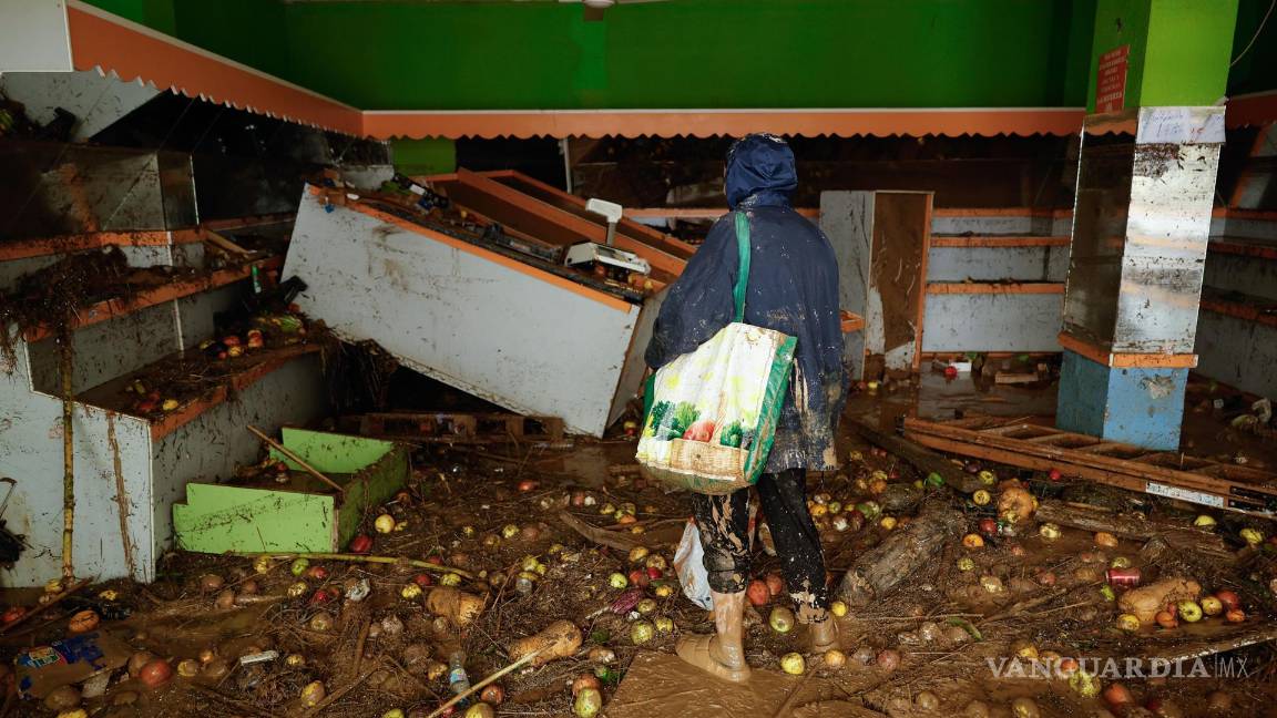 $!Un residente observa los desperfectos tras las intensas lluvias de la fuerte DANA en Sedaví, Valencia.