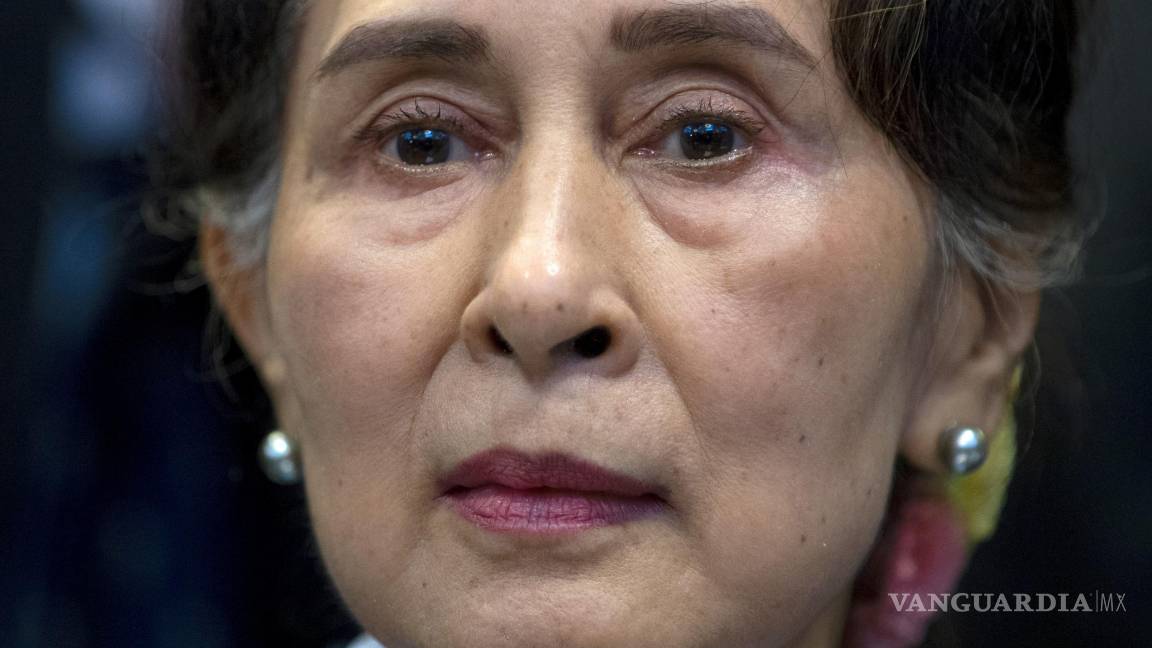 $!El juicio de la líder derrocada de Myanmar, Aung San Suu Kyi, por cargos de corrupción, comenzará el 1 de octubre en la capital, Naypyitaw, miembro de su equipo legal. AP/Peter Dejong