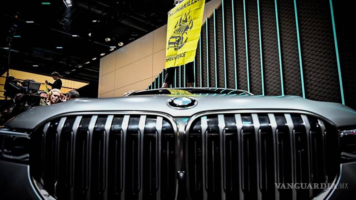$!Activistas de Greenpeace irrumpen y se suben en los autos del Salón Internacional del Automóvil de Frankfurt, ve estas imágenes