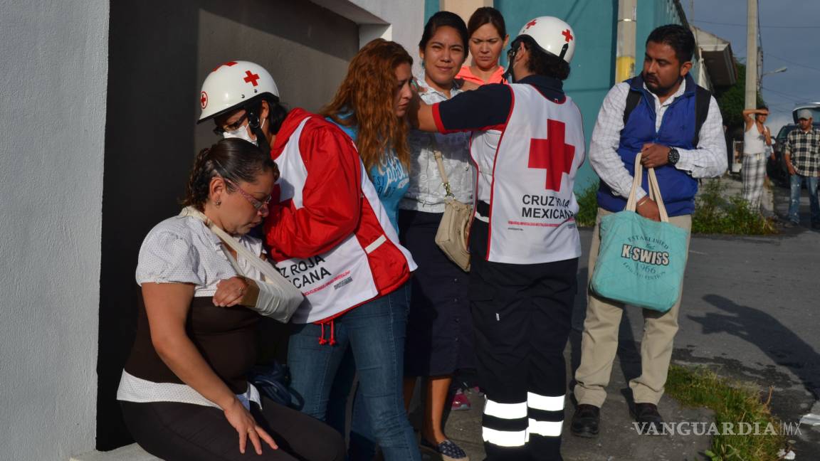 $!Se ‘vuela’ un alto y destroza su coche