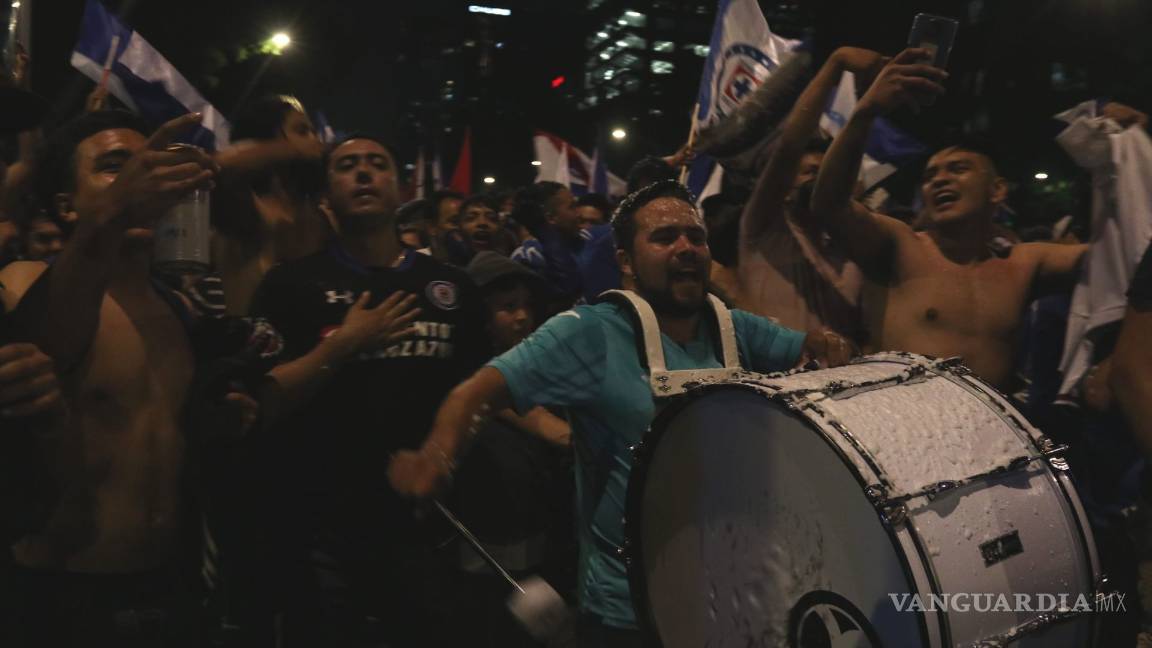 $!Después de 23 años en silencio, así celebran aficionados al campeón Cruz Azul