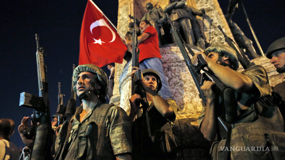 Ejército turco toma &quot;pleno control&quot; del país